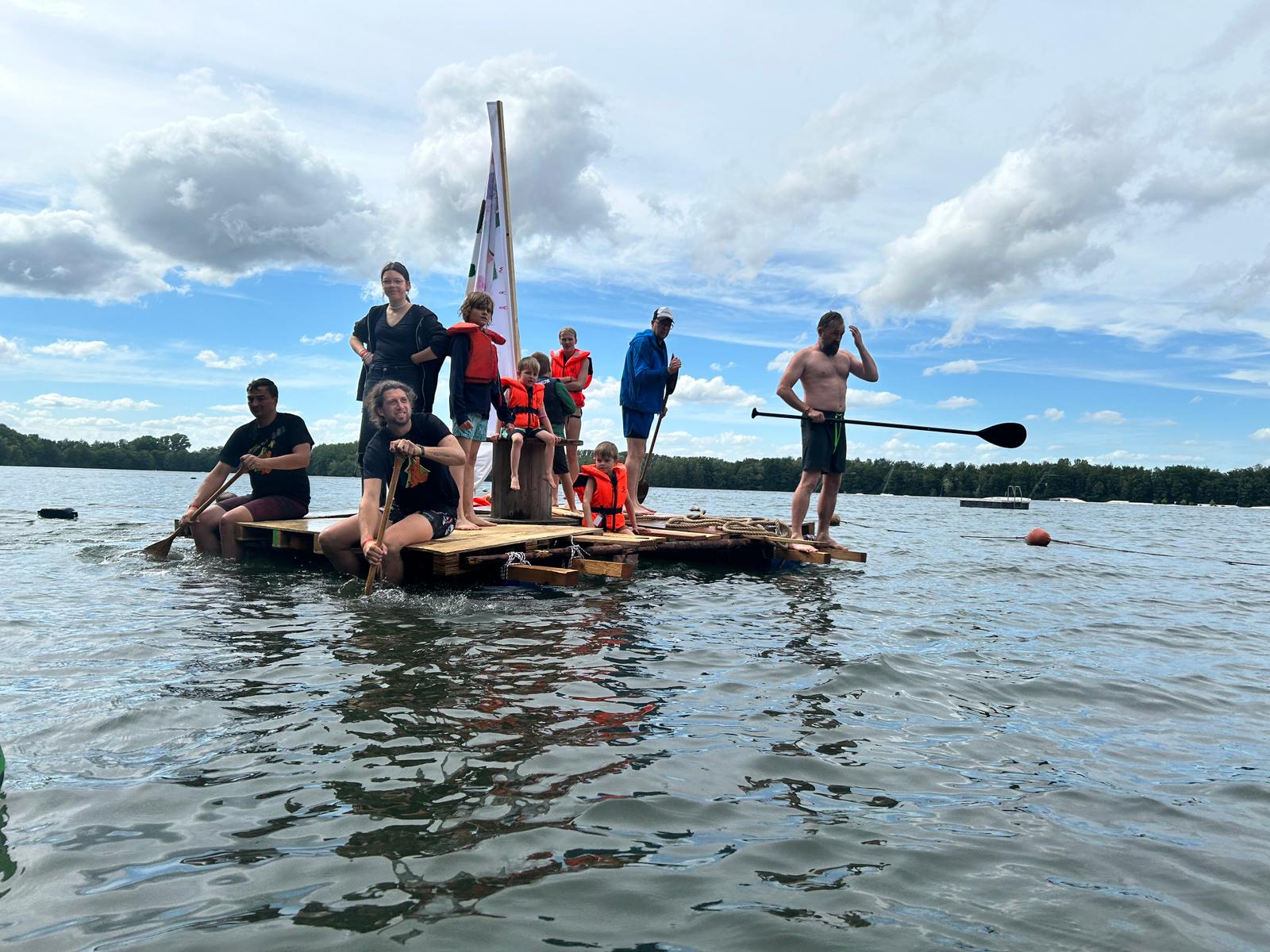 Flossfahrt mit selbstgebauten Flössen